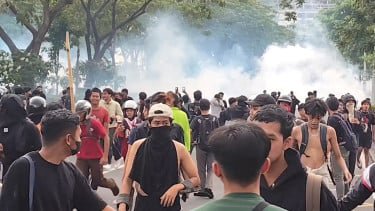 Demo depan Mapolda Jateng ricuh