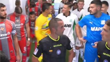 Terpopuler: Blunder Fatal Sassuolo, Momen Pelukan Jay Idzes dan Emil Audero di Serie A