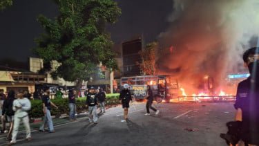 Massa Bakar 2 Mobil Polisi dan Jarah Barang di Markas Gegana