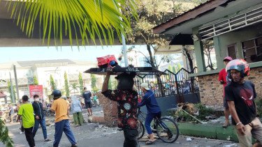 Kantor DPRD Makassar Dijarah usai Dibakar, TV hingga Onderdil Bangkai Mobil Diambil