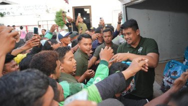 Aksi Spontan Gubernur Sumatera Utara Bagikan Ratusan Paket Sembako ke Ojol