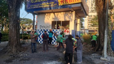Momen Warga Bareng Driver Ojol Bersihkan Pos Polisi yang Dibakar di Surabaya