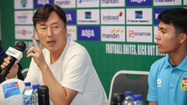 Pelatih Timnas Laos U-23 Ha Hyeokjun (kiri)