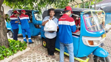 Setia Pakai BBG, PGN Bagikan 600 Paket Sembako Gratis ke Pengemudi Bajaj Gas