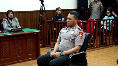 Dipecat dari Polri, Kompol Cosmas Dinilai Tak Profesional Tangani Unjuk Rasa