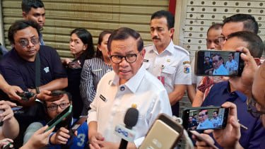 Gubernur DKI Jakarta Pramono Anung saat meninjau kios di kawasan Blok M