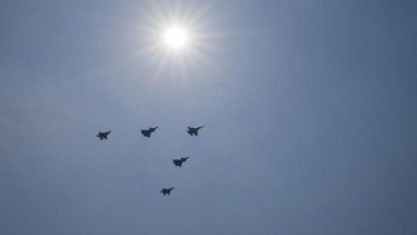 Formasi jet tempur siluman di parade militer di Beijing, China