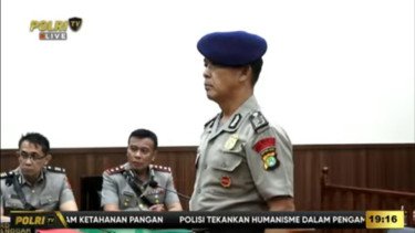Tak Jelas Melihat Buntut Gas Air Mata, Kompol Cosmas Suruh Bripka Rohmat &lsquo;Maju Terus&rsquo; Hingga Lindas Ojol