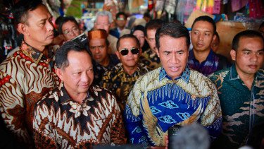 Tinjau Pasar Palimo Palembang, Mendagri dan Mentan Pastikan Distribusi Beras SPHP Lancar dan Terjangkau