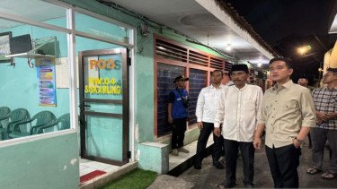Momen Gibran Tinjau Siskamling Warga hingga Beri Bantuan Peralatan Ronda Malam