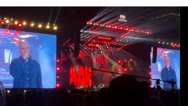 Konser Dewa 19 Diguyur Hujan, Baladewa dan Baladewi Tetap Antusias