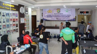 Ramai-ramai Driver Ojol Datangi Polres Priok, Dicek Kesehatan hingga Dapat Sembako