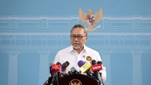 Zulhas Sebut Udang yang Terkontaminasi Radioaktif Aman Dikonsumsi, Tere Liye: Coba Makan Pak!