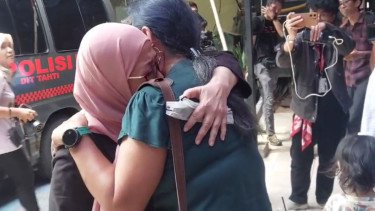 Ibu Delpedro (kiri) dan Bivitri Susanti