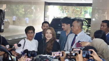 Dicecar Belasan Pertanyaan, Lisa Mariana Minta ke Penyidik Tes DNA Ulang di Singapura