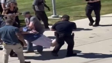 Sempat Tangkap Pria Misterius, FBI Nyatakan Pelaku Penembakan Charlie Kirk Masih Buron