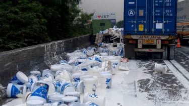Truk Saling Tabrak Buntut Sopir Ngantuk, Cat Putih Tumpah Tutupi Tol Pluit