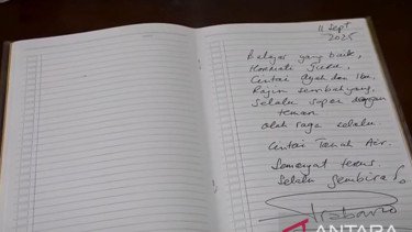 Prabowo Tuliskan Pesan di Buku Siswa Sekolah Rakyat: Belajar yang Baik hingga Selalu Gembira