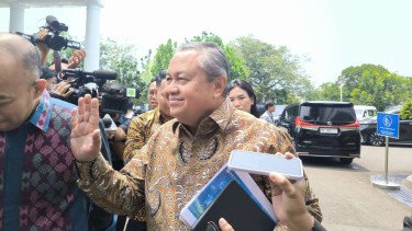 Rupiah Anjlok ke Rp17.600, Anggota DPR Desak Gubernur BI Perry Warjiyo Mundur