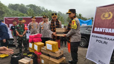 Polda NTT Gerak Cepat Tangani Banjir Bandang di Nagekeo, Terjunkan Tim Evakuasi hingga Beri Bantuan Logistik