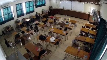 Viral Pencuri Terekam CCTV di Dalam Kelas Gondol Laptop Siswa SMAN 5 Bandung