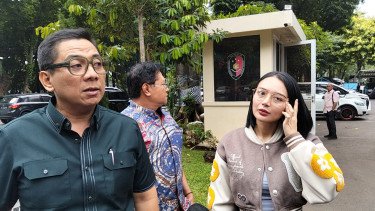 Wika Salim (kanan) dan pengacara (kiri)
