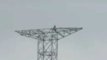 Pria di Koja nekat manjat menara sutet