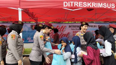 Aksi Polwan Cantik Polda Metro Bikin Ratusan Warga Semringah