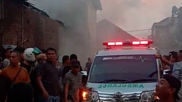 Mobil ambulans saat mengevakuasi korban kebakaran di Lhokseumawe, Aceh