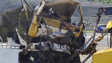 Tabrakan Beruntun 3 Kendaraan di Tol Cipularang, Mobil Derek Diseruduk Bus Hingga Mental ke Jalur Berlawanan