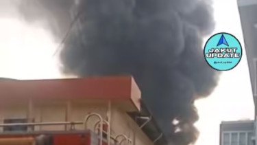 Asap Hitam Pekat Membumbung, Gudang Karpet di Tanjung Priok Ludes Terbakar