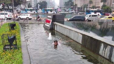 Penampakan Wanita Nekat Renang di Kolam Patung Kuda Saat Siang Bolong, Ternyata Dia...