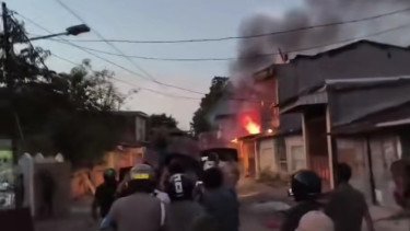 Makassar Mencekam! Tawuran Antarwarga Pecah, 5 Rumah Terbakar Satu Mobil Hangus