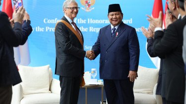 Berdedikasi untuk Bangsa, Prabowo Anugerahkan Bill Gates Bintang Jasa Utama