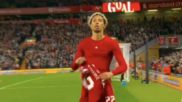 Pengakuan Jujur Ekitike Usai Kena Kartu Merah Akibat Buka Baju