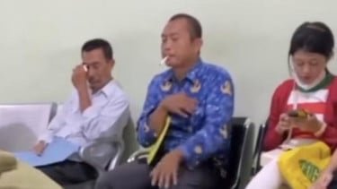 Viral Pria Berseragam Korpri Diduga ASN Merokok di Tempat Umum, Warganet: Ada Ibu Hamil dan Anak-anak!
