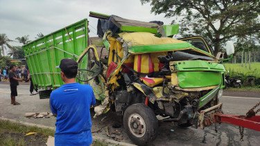 Kecelakaan Maut di Jalur Deandels, Dua Truk Beradu Banteng-Sopir Luka Parah