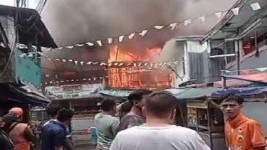 Kebakaran Melanda Pemukiman di Taman Sari Jakbar, Angin Kencang Picu Kobaran Api Meluas