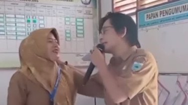 Kepsek dan Guru SDN di Pandeglang Karaoke Pakai Smart TV dari Prabowo