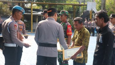 Penemu Jasad Pelaku Pembunuhan di Pacitan Diberi Penghargaan Polisi