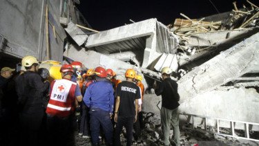 Tim SAR Evakuasi Dua Korban Selamat dari Reruntuhan Musala Ponpes Ambruk di Sidoarjo