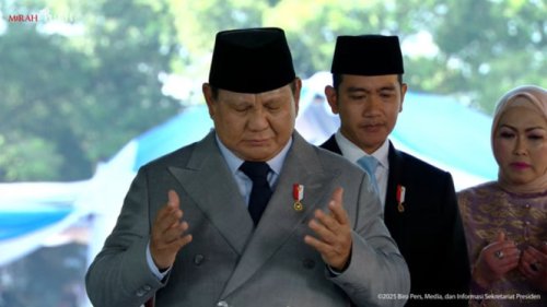 Hari Kesaktian Pancasila, Prabowo Khusyuk Berdoa di Depan Sumur Tua Lubang Buaya