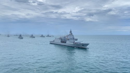 KRI Brawijaya-320 Pimpin Armada Raksasa TNI AL di Teluk Jakarta, Prabowo Saksikan Langsung