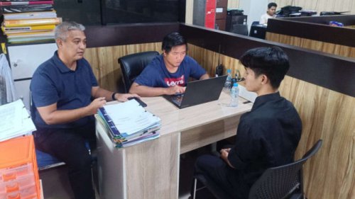 Jadi Tersangka dan Ditahan, Begini Penampakan Konten Kreator Rizky Kabah Di Kantor Polisi