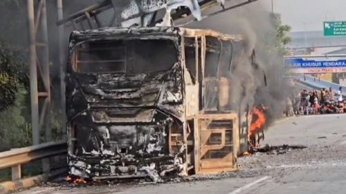Detik-detik Bus Damri Terbakar di Tol JORR, Penumpang Panik Berhamburan!