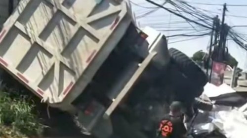 Heboh Dump Truk Terjun Bebas dari Tol Tangerang-Merak