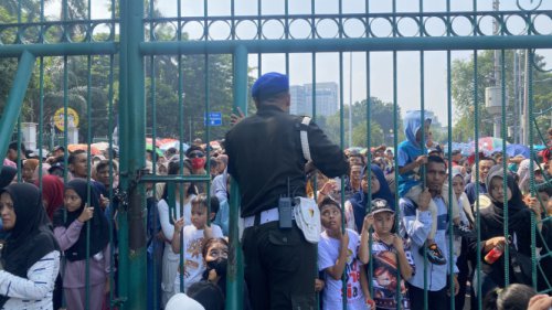 Ribuan Warga Padati Monas di HUT ke-80 TNI, Saling Dorong hingga Anak-anak Terjepit