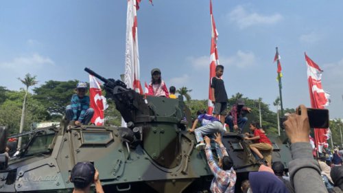 Antusias Orangtua Foto Anak di Atas Ranpur saat HUT ke-80 TNI, Doakan Jadi Prajurit