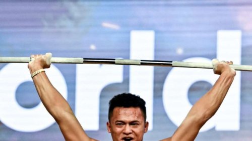 Keren! Rizki Juniansyah Sabet 2 Medali Emas Plus Rekor Dunia di Kejuaraan Dunia Angkat Besi 2025