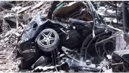 Segini Harga Mobil Mewah Mercy yang Remuk Tertimpa Reruntuhan di Rumah Pengasuh Ponpes Al Khoziny